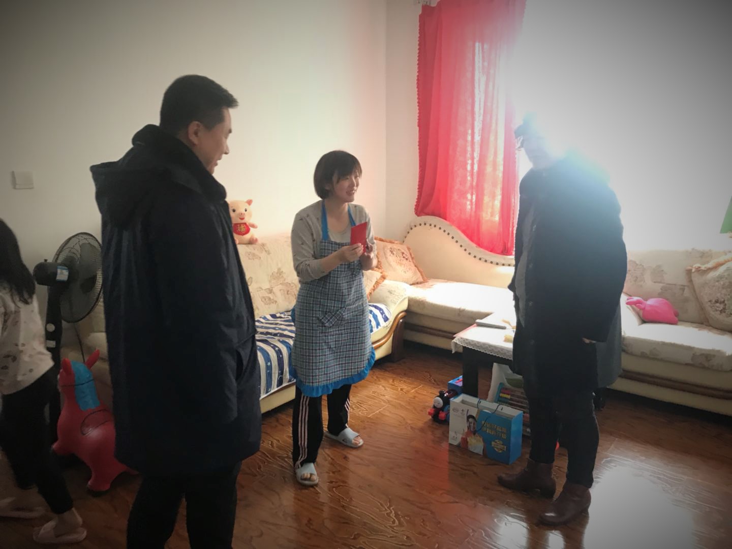 送去新春的問候和祝福公司領(lǐng)導(dǎo)看望慰問退休老干部及特困職工