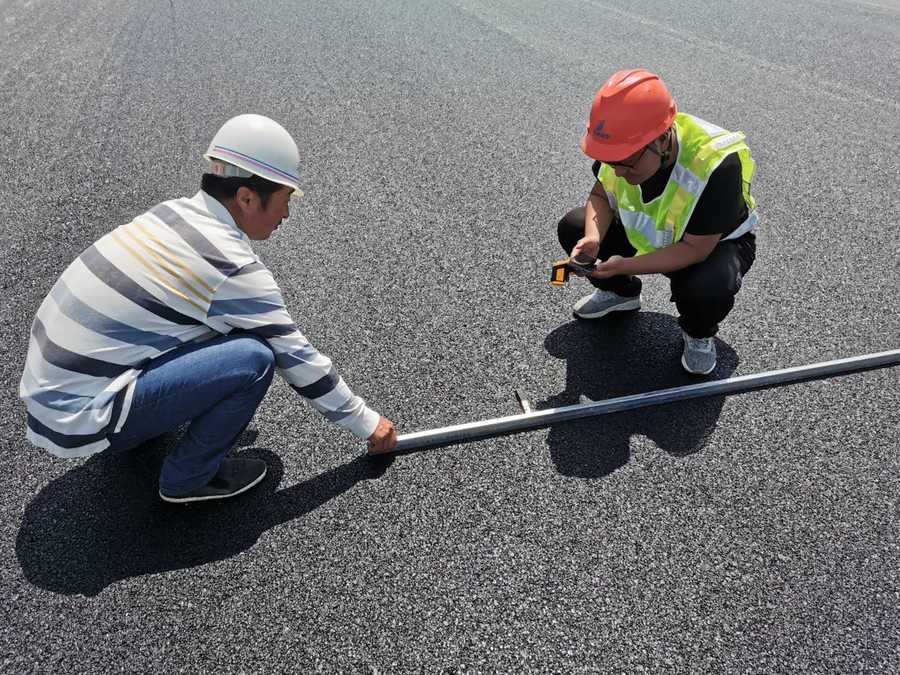 市領導“科技日”來六國慰問“榮”之隊
