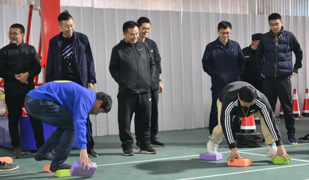 公司召開中層管理人員會議  錢進作主題講話  袁菊興主持會議并作表態發言