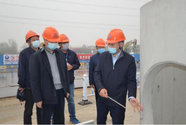 市人大常委會(huì)執(zhí)法檢查組檢查氮肥廠落實(shí)“一法一條例”情況