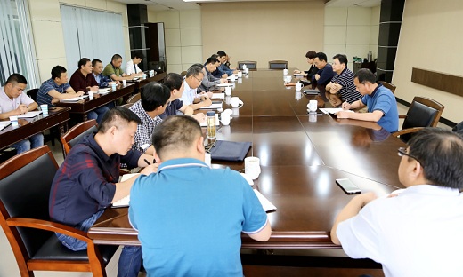 公司召開(kāi)部門(mén)負(fù)責(zé)人試用期滿(mǎn)考核任職集體談話(huà)會(huì)    閆麗君講話(huà)　　蔣升云主持