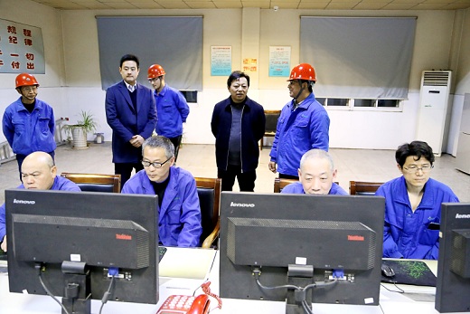 集團領導除夕夜慰問堅守崗位干部員工